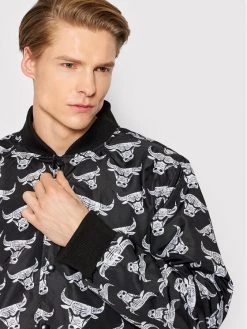 New Era Blouson bomber Chicago Bulls All Over Logo 12893178 Noir Regular Fit -Vestes Soldes Magasin new era blouson bomber chicago bulls all over logo 12893178 noir regular fit 3